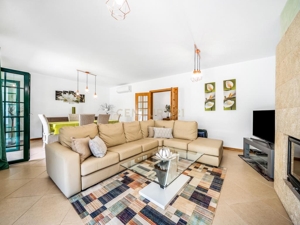 Moradia de Canto T2+2 com jardim em Condomínio Privado com Piscina – Ferreiras, Albufeira - Image 4