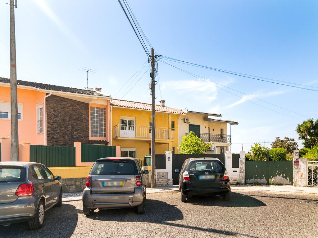 Moradia T3 em Porto Salvo | 213 m² | Garagem | Pátio e Jardim - Image 3