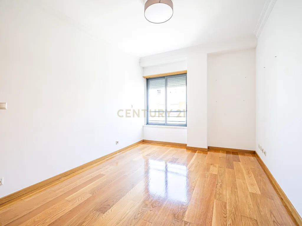 T2 com Suíte, Garagem e Arrecadação na Estefânia - Image 13