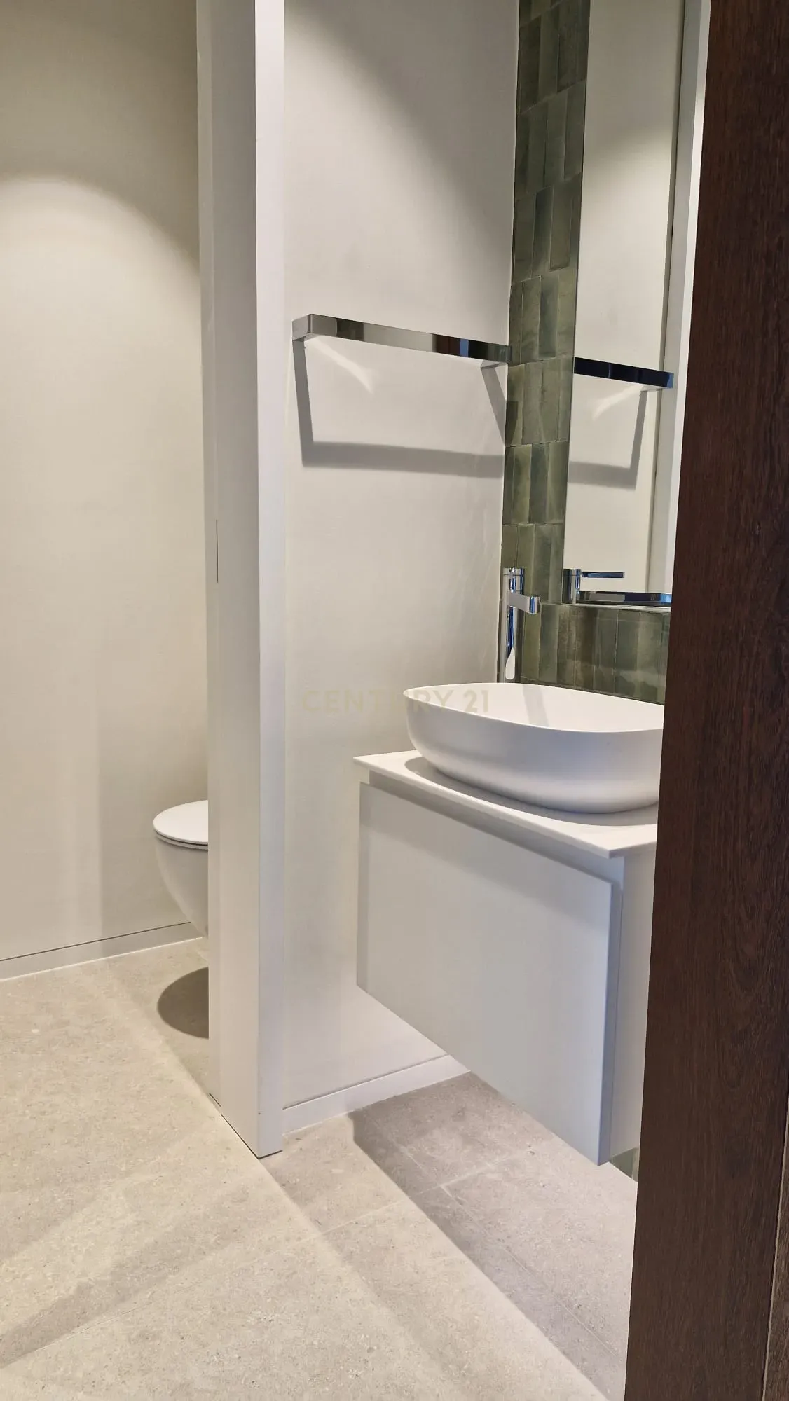 Fotografia 12 de Moradia T4 | Área de Construção: 380m² | Lote: 502m² | 3 Pisos | Piscina Privada