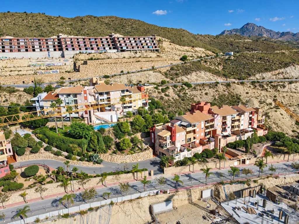 Apartamento totalmente renovado com terraço de 20 m² e piscina em Bonalba - Image 42