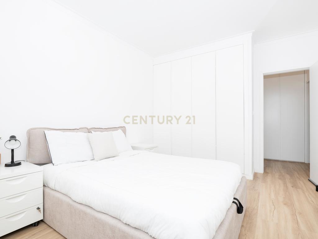 Apartamento T1 + Escritório totalmente remodelado - Image 11