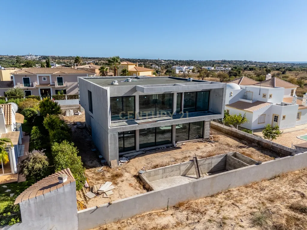 Moradia T5 contemporânea em construção avançada com piscina | Álamos, Guia – Albufeira - Image 27