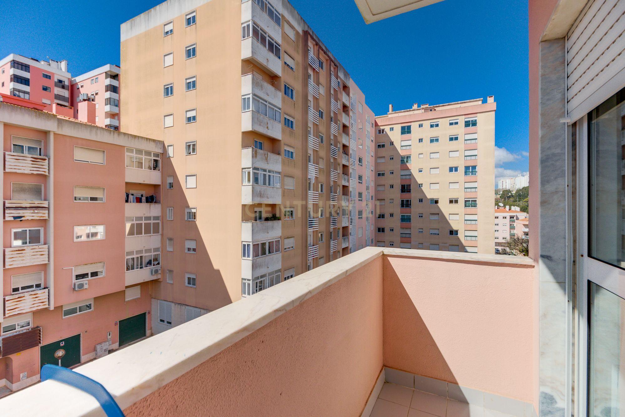 Apartamento T2 remodelado em São Marcos com Varanda e Ar Condicionado - Image 4