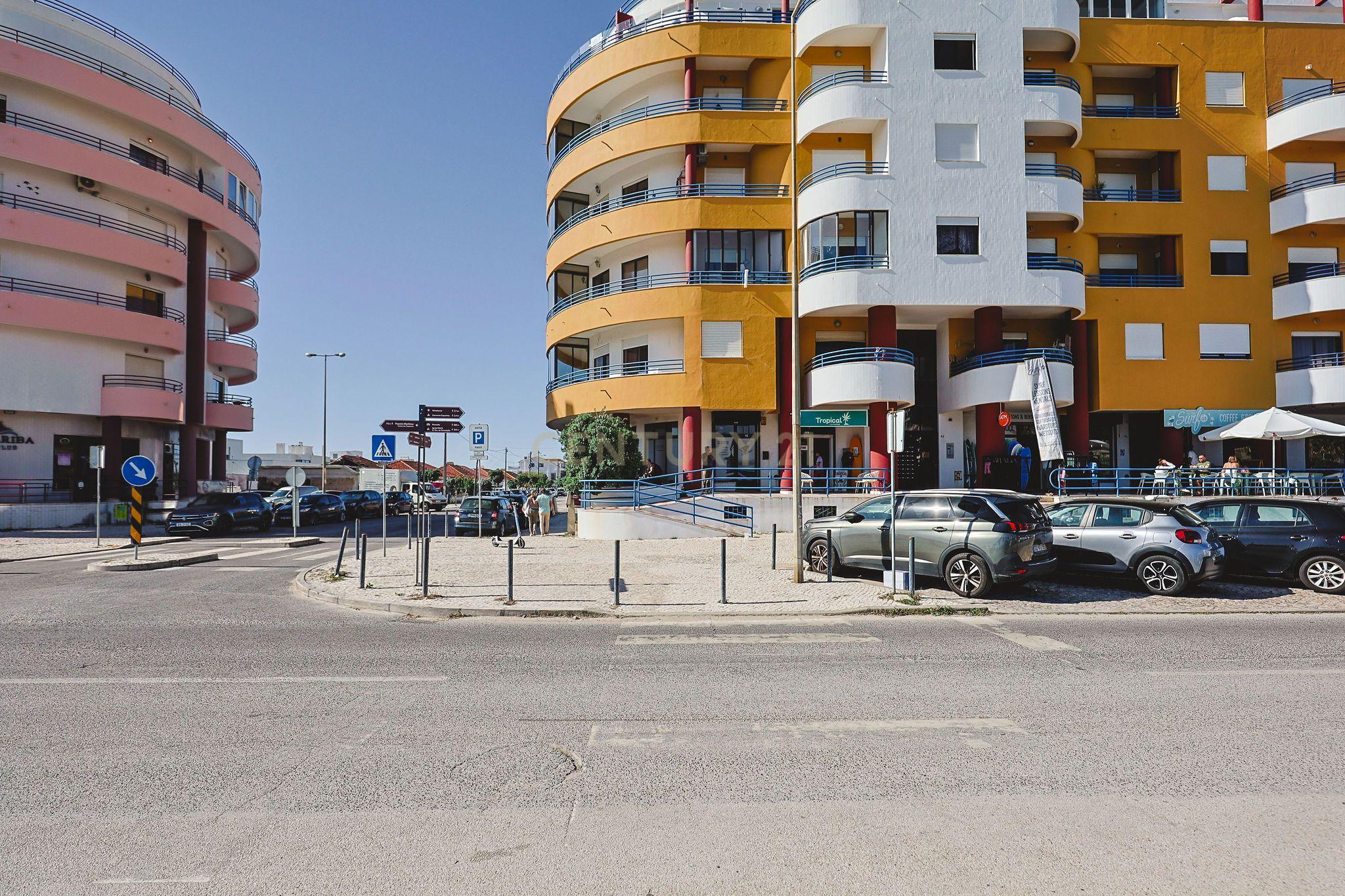 Fotografia 3 de Espaço comercial à venda em zona premium com várias montras, junto à praia
