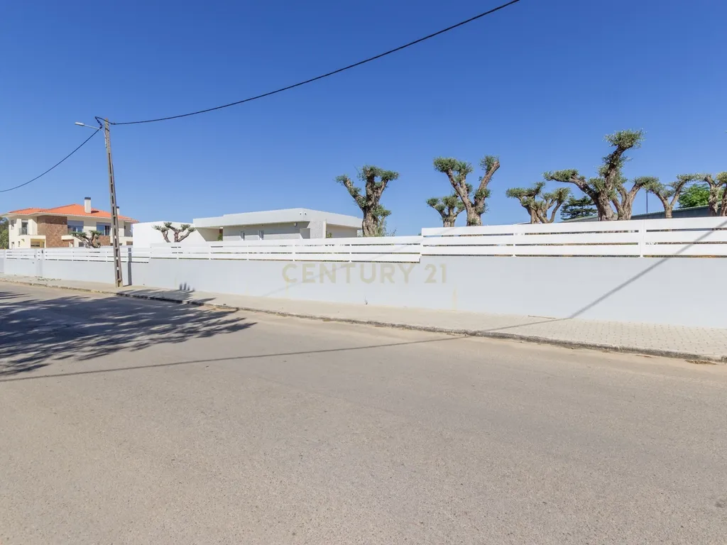 Vila Alegre / Fernão Ferro - Luxuosa moradia isolada térrea de 4 assoalhadas com arquitetura comtemporânea inserida em lote de 2775 m² - Image 33