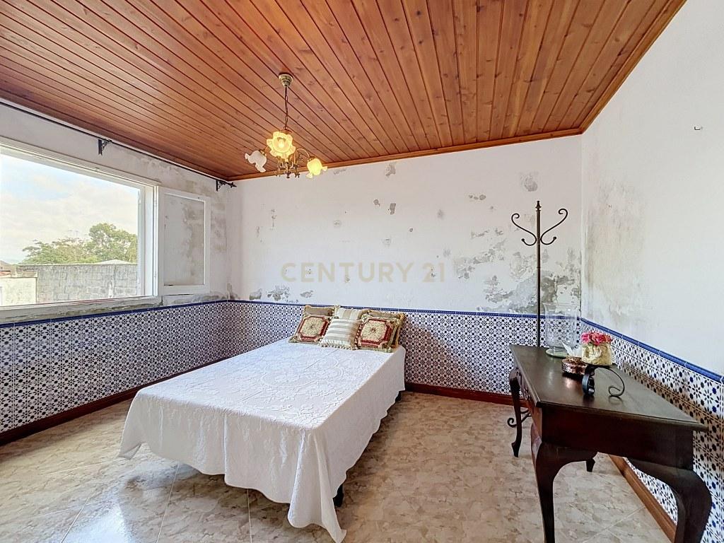 Moradia T3+1 térrea com garagem, jardim e amplo terreno — Aflitos, Fenais da Luz - Image 24