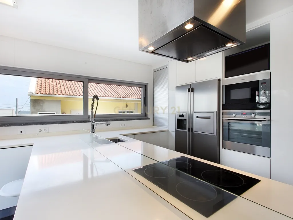 Moradia Isolada T4 Moderna com Piscina Privada, Jardim e Garagem Ampla na Pontinha - Image 15