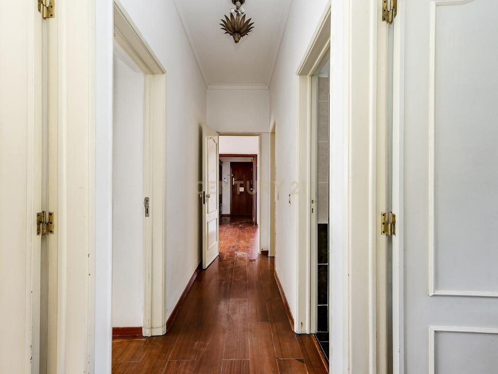 T4 com Vista de Rio nos Olivais – Uma Oportunidade para Remodelar a Seu Gosto! - Image 11