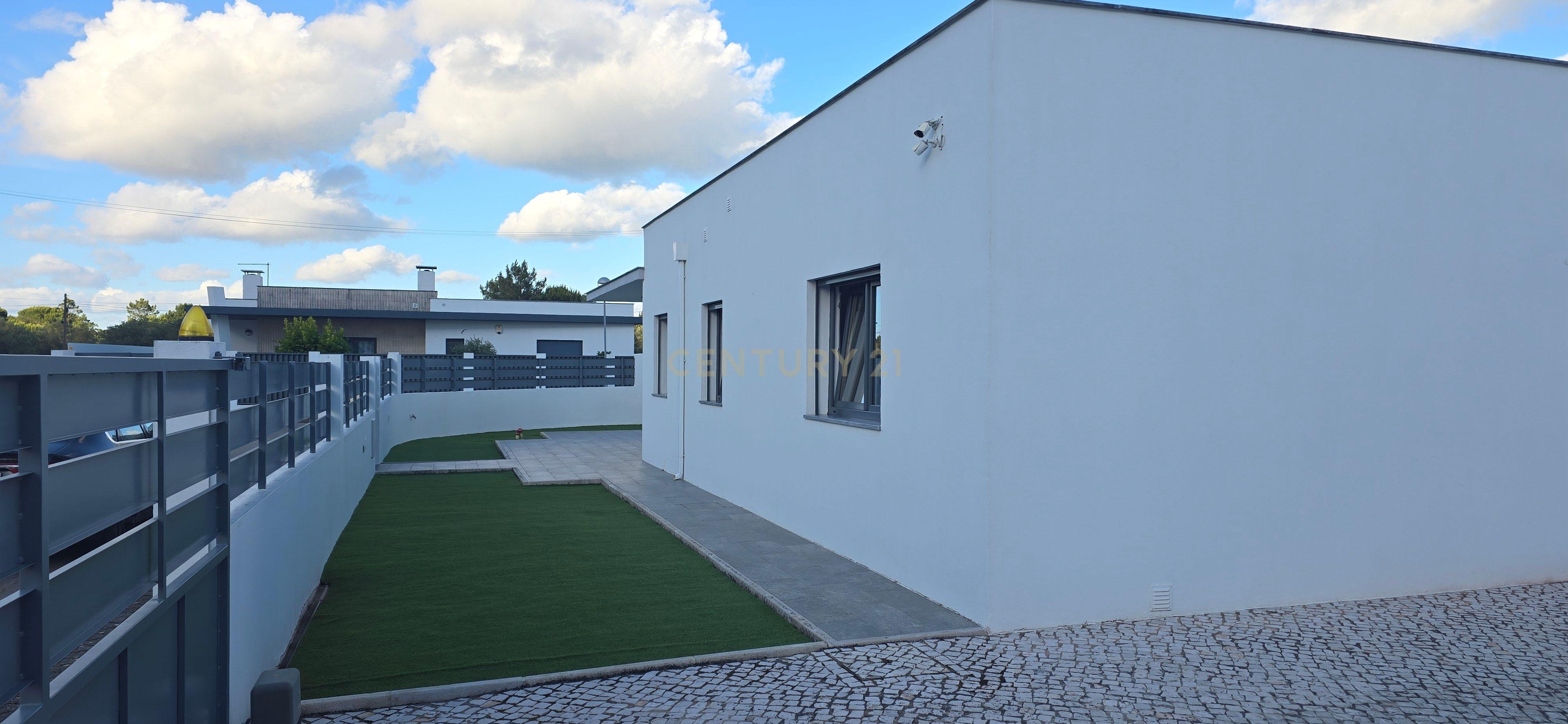 Fotografia 11 de Moderna Moradia T3 em Azeitão, Setúbal com Piscina e Jardim
