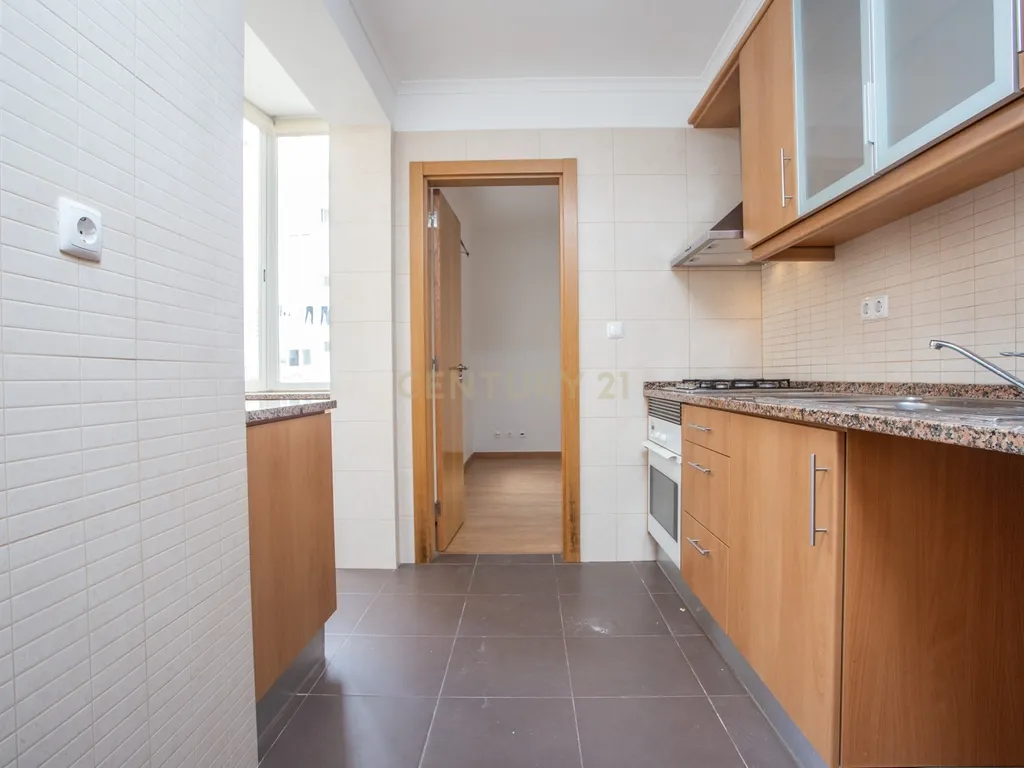Apartamento T2 ,com suite, perto do metro do alto dos moinhos - Image 7