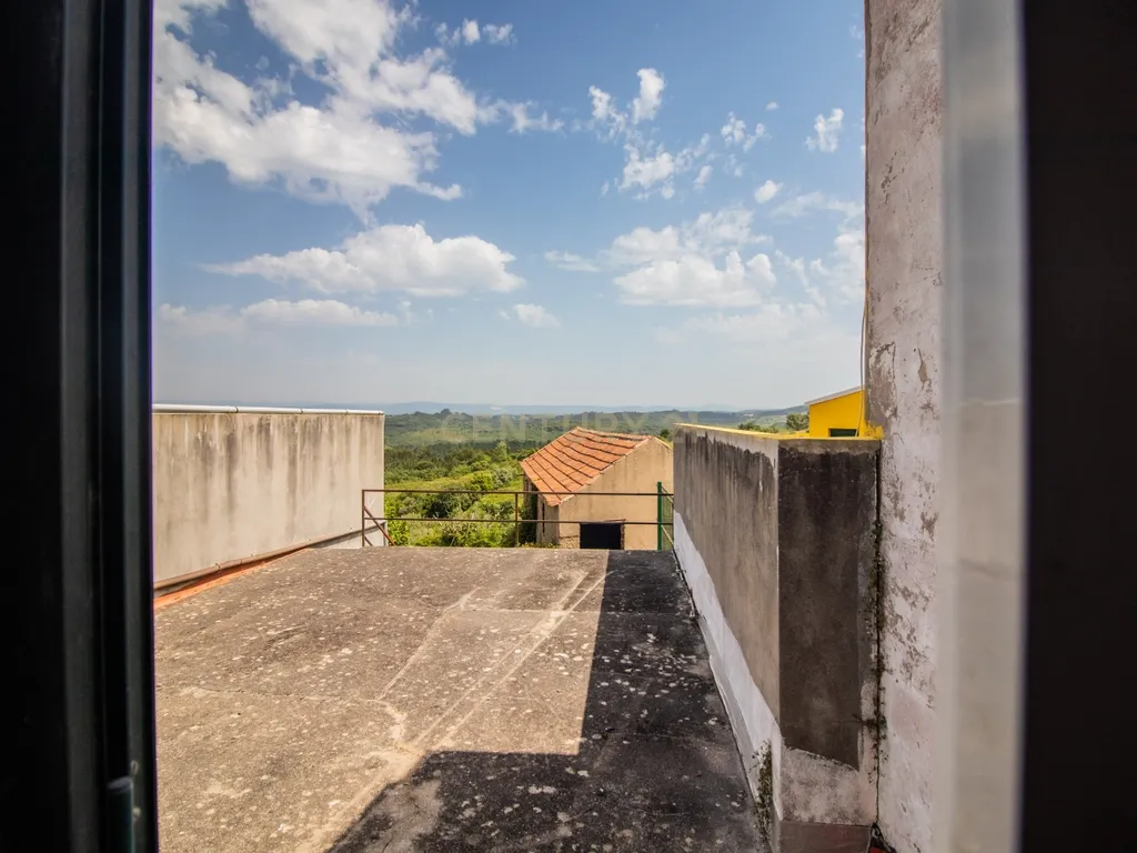 Oportunidade única em Abrunheira! Moradia T3+2 com terraço e vistas panorâmicas - Image 32