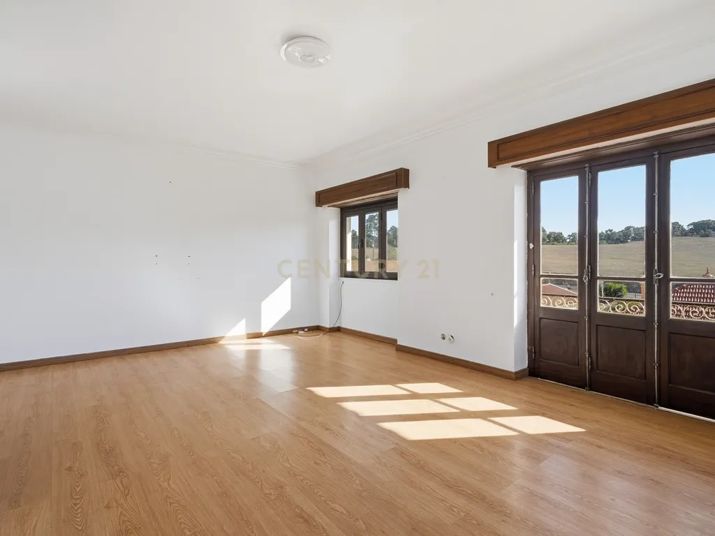 Moradia T7 de dois pisos com garagem, jardim e anexos | Terreno 894 m² na Paz em Mafra - Image 14