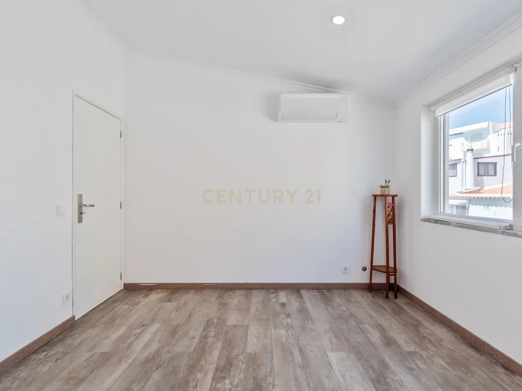 T4 Duplex totalmente renovado no Bairro do Progresso – Silves - Image 20