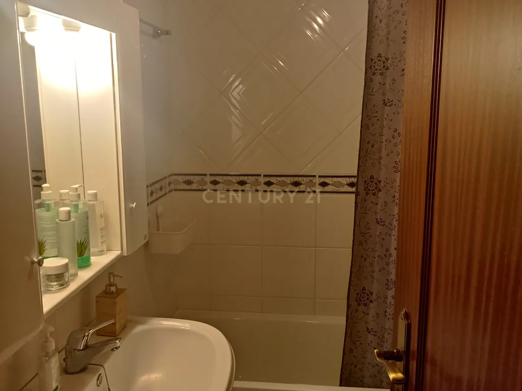 Apartamento T3 com 115 m² em Fazendas de Almeirim, concelho de Almeirim, distrito de Santarém. Apartamento localizado no 2. º andar de um edifício sem elevador. - Image 15