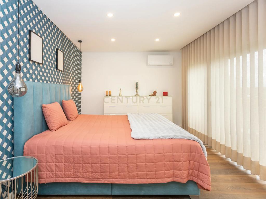 MORADIA ISOLADA na CAPARICA T4 c/ 3 SUITES, PISCINA AQUECIDA e PAINÉIS FOTOVOLTAICOS - Image 28