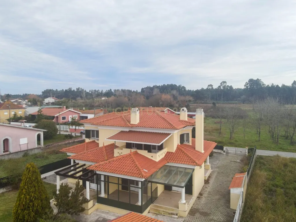 Moradia T5 - C/ terreno - Excelente estado - Image 1