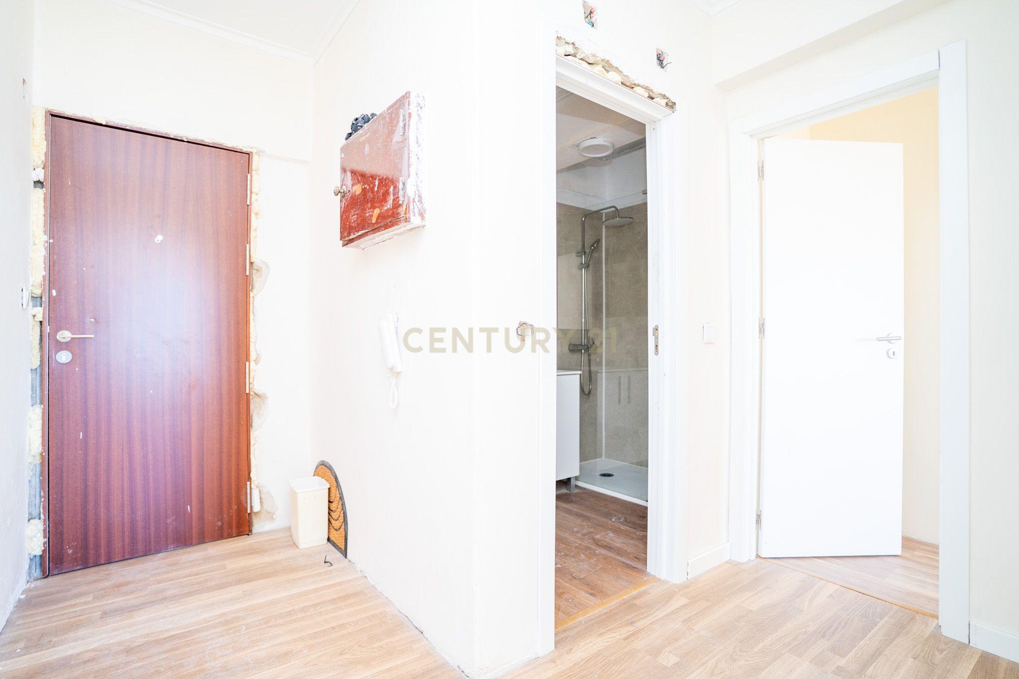 Fotografia 5 de Apartamento T2 em remodelação | Casal de São Brás | Amadora