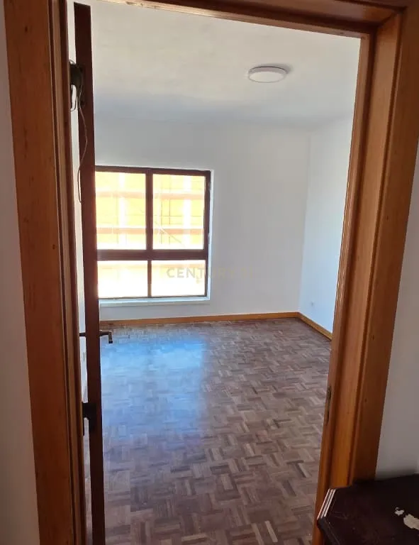 Arrenda-se apartamento T2 para 2º Andar com Elevador em Peniche edifício Berlenga. Se procura uma zona - Image 27