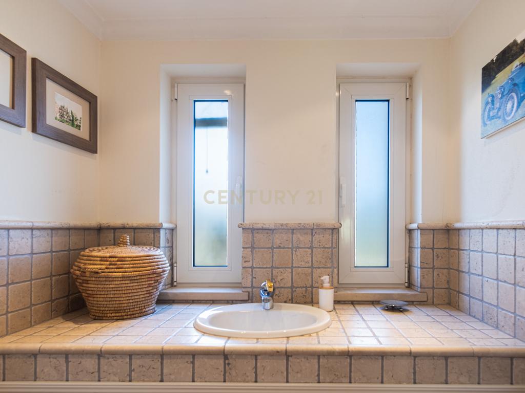 Moradia T5 com Piscina e Jardim em Lagoa, Faro - Image 30