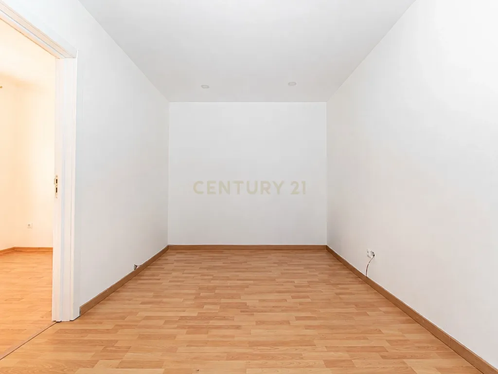Apartamento T1 Renovado no Centro da Amadora - Image 10