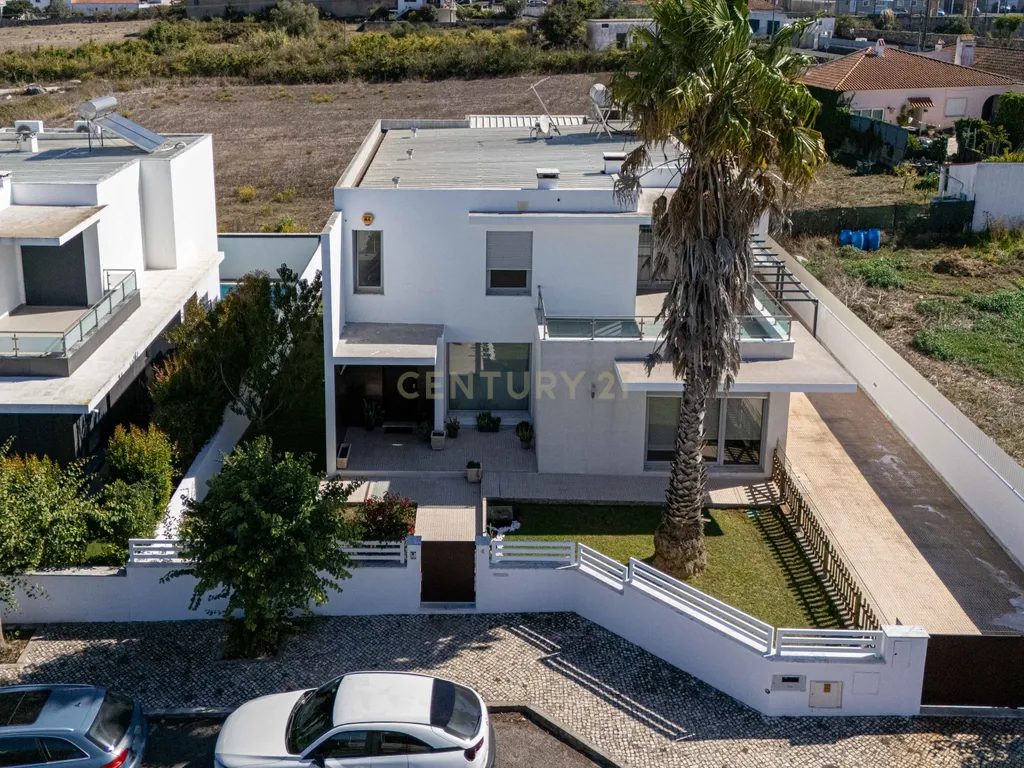 Moradia Isolada de Arquitetura Moderna com Piscina, Jardim e Garagem (Morelena /Pêro Pinheiro) - Image 60