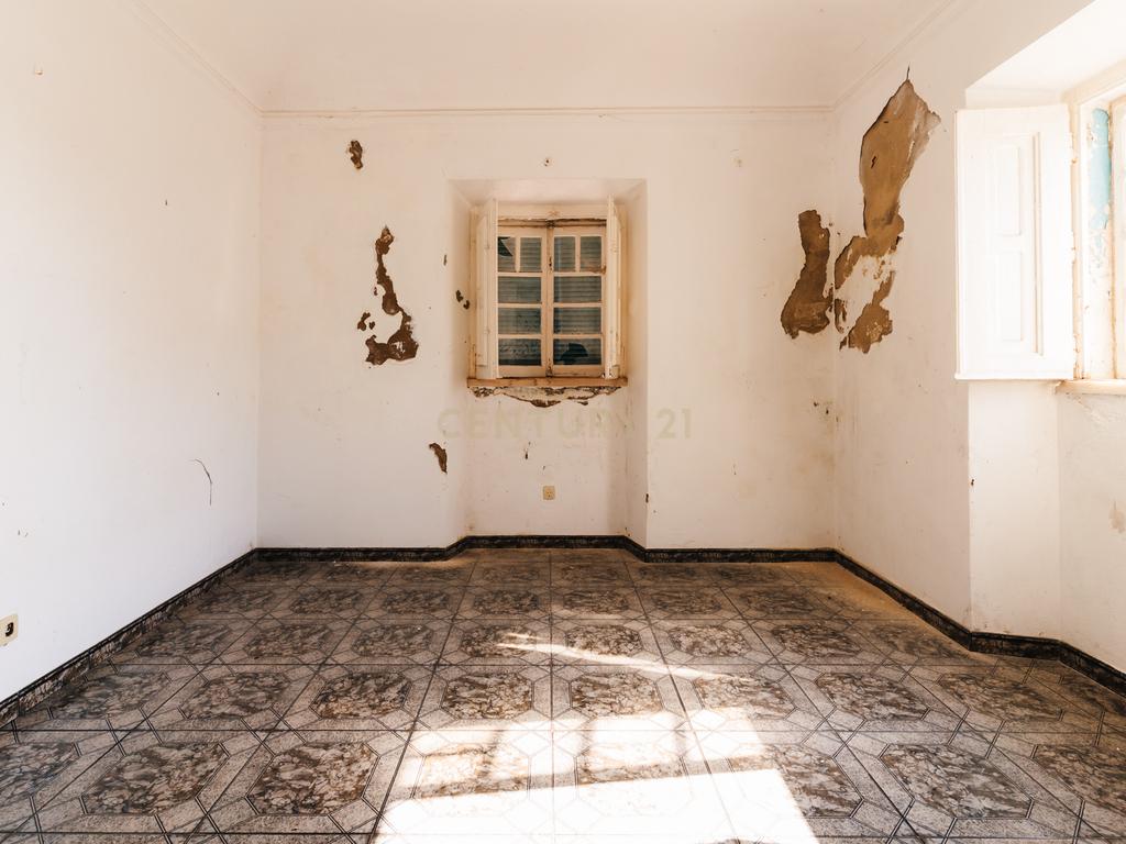 Propriedade com 11 divisões para recuperação em Estremoz com uma área total de 6185 m2 - Image 10