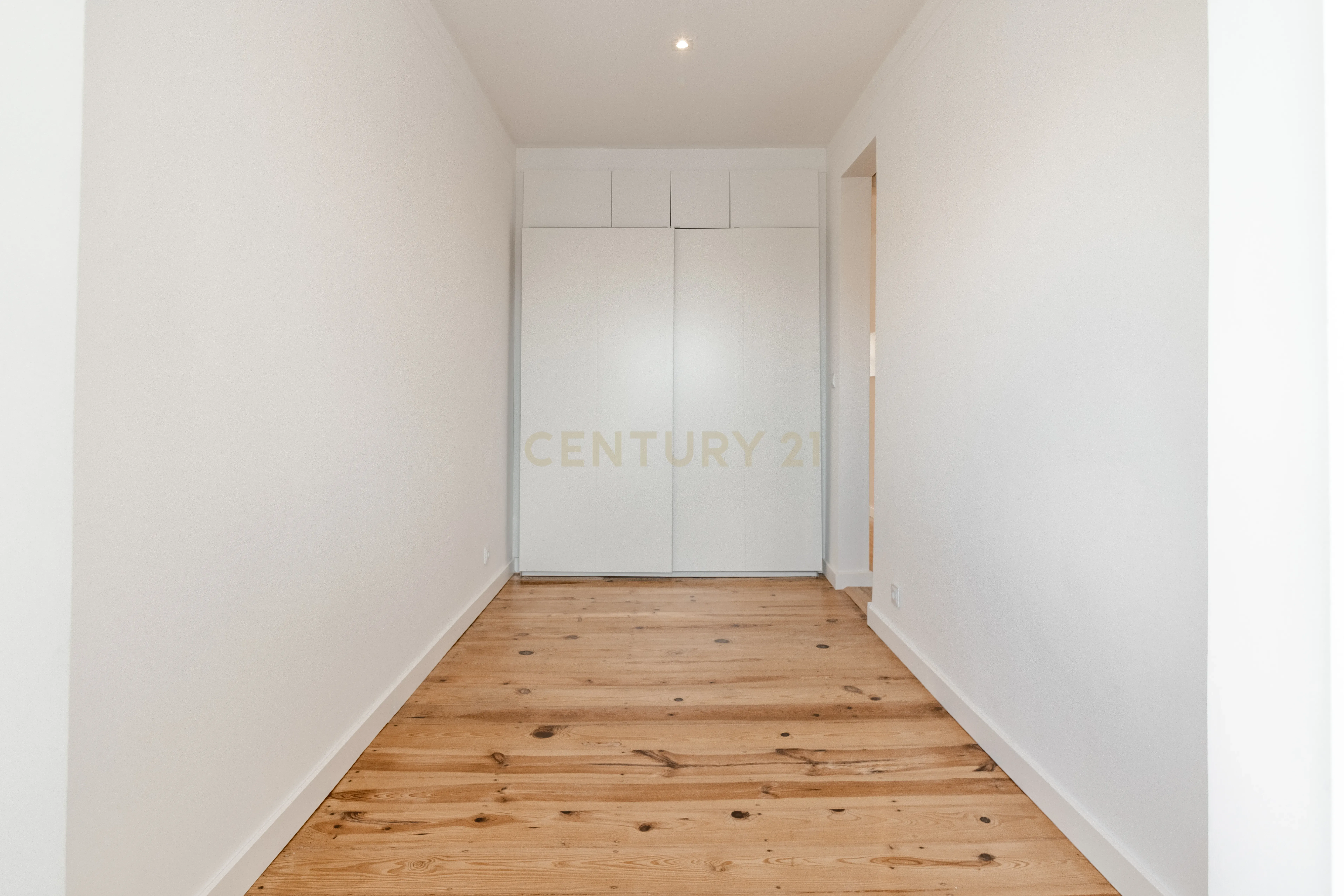 T1 Totalmente Remodelado em Campo de Ourique – Vista Deslumbrante e Charme Contemporâneo - Image 14