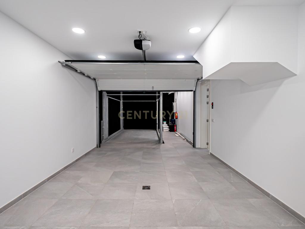 Ubicada en una de las zonas residenciales más exclusivas de Marbella, esta impresionante villa nueva en la segura urbanización Río Verde ofrece una combinación inmejorable de lujo, ubicación y estilo de vida. A tan solo 100 metros de la playa y a un corto paseo de Puerto Banús y supermercados, esta propiedad es ideal para disfrutar del estilo de vida costero más sofisticado. La villa cuenta con 4 luminosos y amplios dormitorios, 5 elegantes baños y grandes terrazas en cada nivel — tanto cubiertas como descubiertas — perfectas para tomar el sol, organizar barbacoas o disfrutar de reuniones con amigos. Con un diseño moderno y acabados de alta calidad, la vivienda ofrece un ambiente lleno de luz natural y todas las comodidades para vivir todo el año. Una piscina privada y hermosas vistas al mar completan esta joya, ideal tanto como residencia familiar como casa de vacaciones de lujo. Una oportunidad única de adquirir una villa contemporánea en el corazón de la Milla de Oro de Marbella. - Image 17