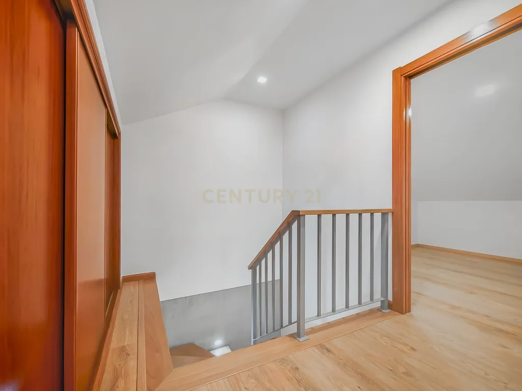 Apartamento T2 Dúplex com Vista Panorâmica e Garagem com Carregamento Elétrico | a 15 minutos de Mafra e Ericeira - Para arrendamento! - Image 16