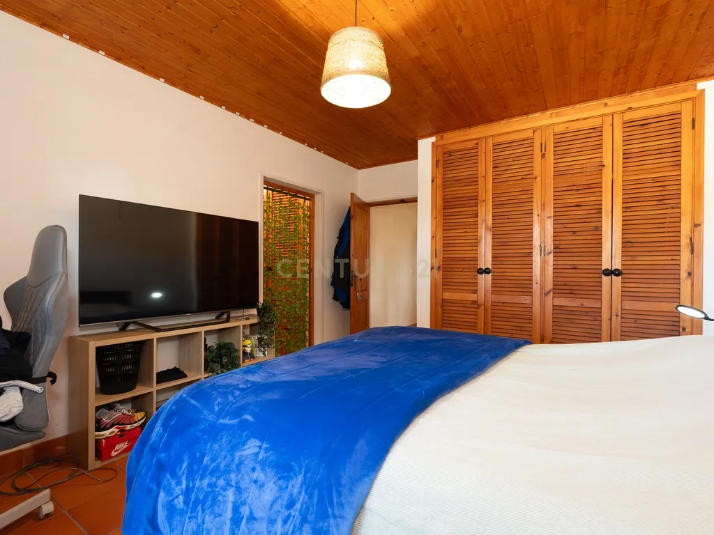 Fabulosa Quinta com lote de terreno de 22.381 m2, onde se encontra inserida uma moradia composta por dois pisos, com uma área bruta de 623 m2, uma área útil de 304 m2 e uma área bruta dependente de 319 m2, localizada em Santo Isidro de Pegões, na zona de Pegões, a pouca distância das belas praias de Setúbal. - Image 73