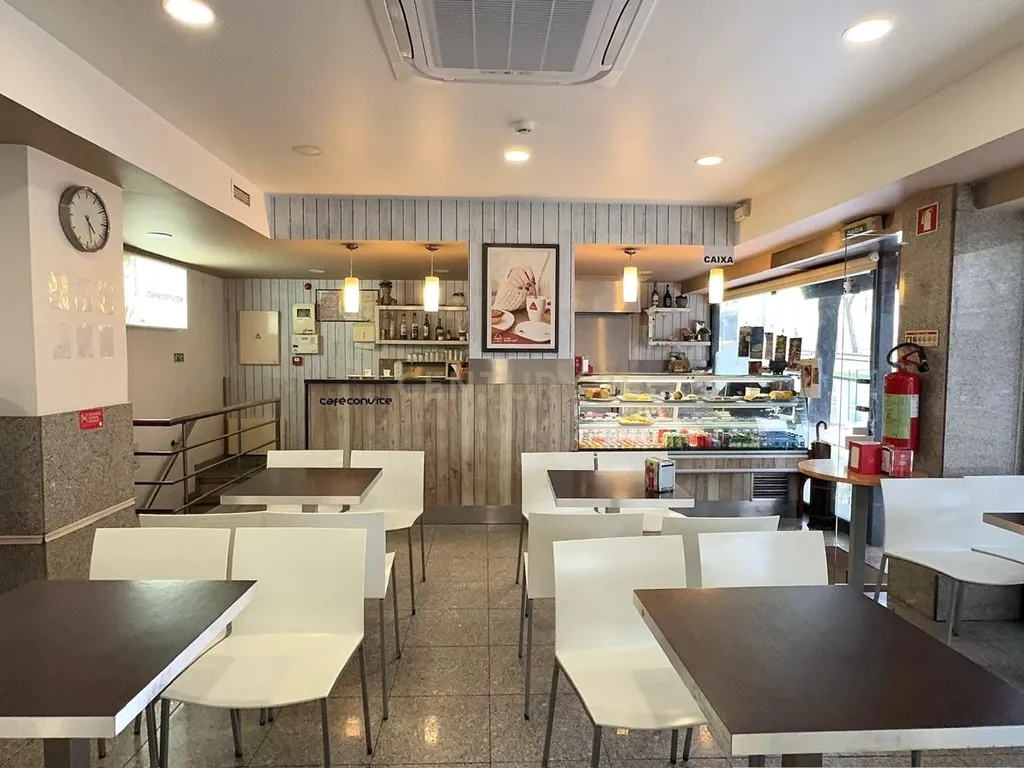 Café/Restaurante com 2 Armazéns e Loja Independente na Av. da República, Gaia - Image 12