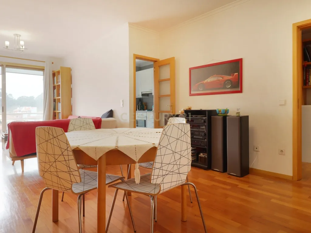 Apartamento T3 Caulinos, 2 Lugares de Garagem e Arrumos - Image 3