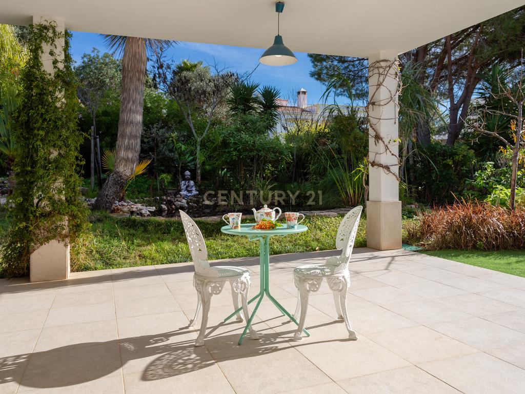 Vivenda exclusiva de construção moderna, 4 suítes, jardim imersivo com lago e viabilidade para piscina. - Image 34