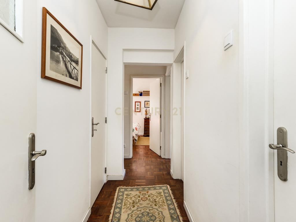 T5 Alfragide com Varanda - Image 10