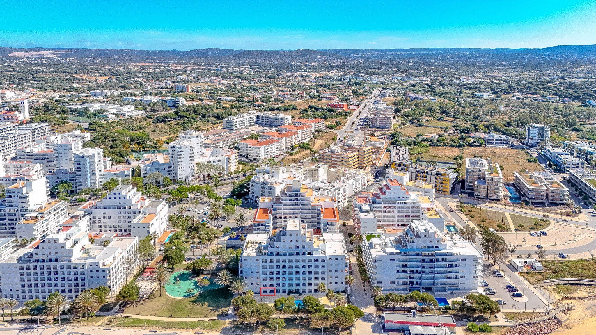 Apartamento T2 com Vista Mar na Primeira Linha de Praia – Quarteira - Image 33