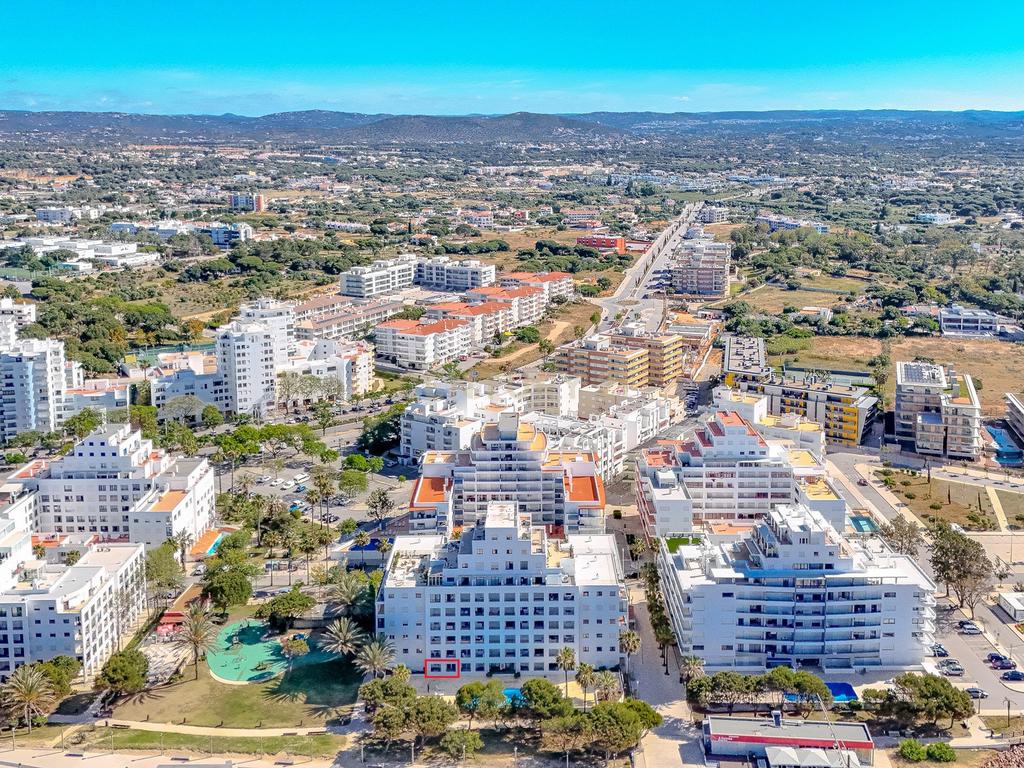 Apartamento T2 com Vista Mar na Primeira Linha de Praia – Quarteira - Image 33