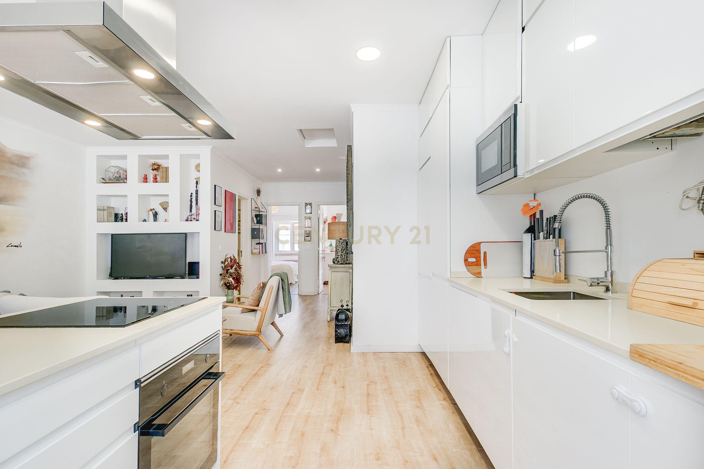 Apartamento T2 Remodelado com Varanda em Campo de Ourique, junto ao Jardim da Estrela - Image 13