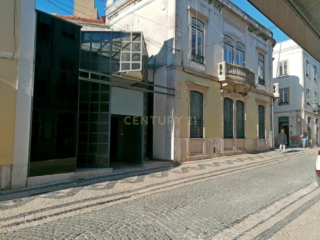 Loja para Comércio/Serviços na Zona Histórica de Santarém - Image 2