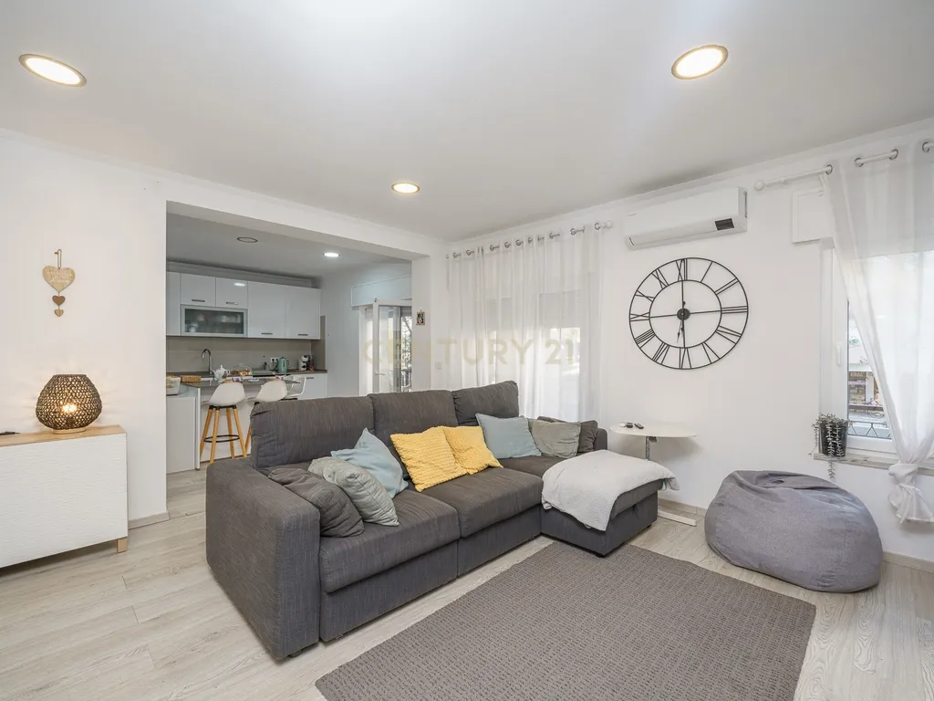 Apartamento T4 renovado | 175 m² | 3 varandas | Bairro do Liceu, Setúbal - Image 4