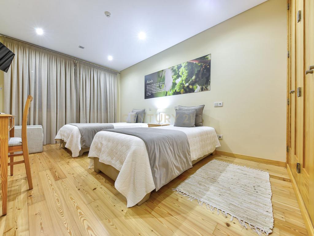 Propriedade T8 com Jardins, Lago e Potencial Alojamento - Localização Premium - Image 35