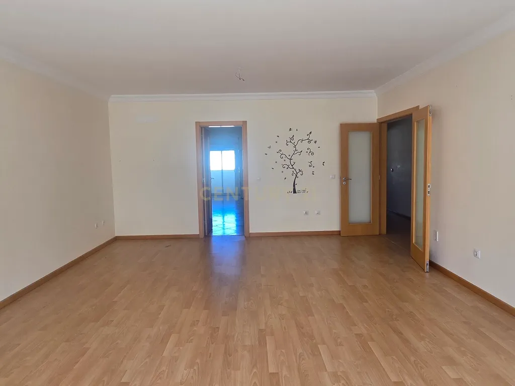 Apartamento T3 com suite e estacionamento | Fidalguinhos, Barreiro - Image 3