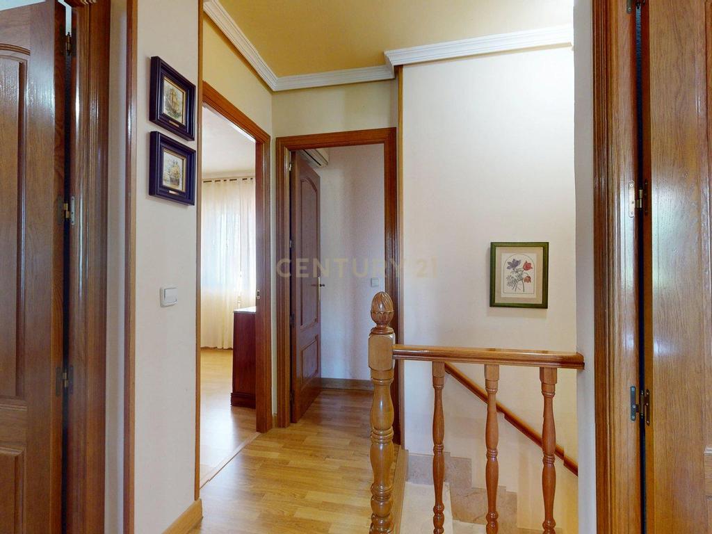 Apartamento Espaçoso com Vista para a Cidade e Montanha em Madrid - Image 25