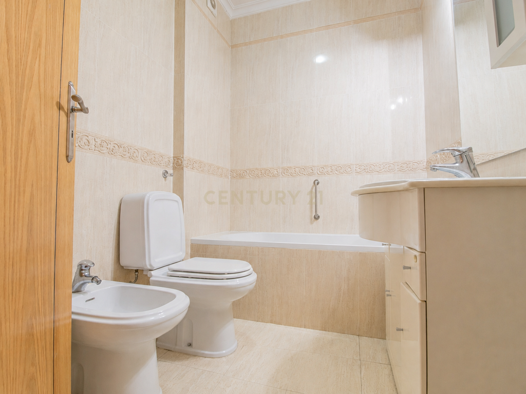 Apartamento T3 com Garagem Dupla na Quinta da Borloteira, Figueira da Foz - Image 17