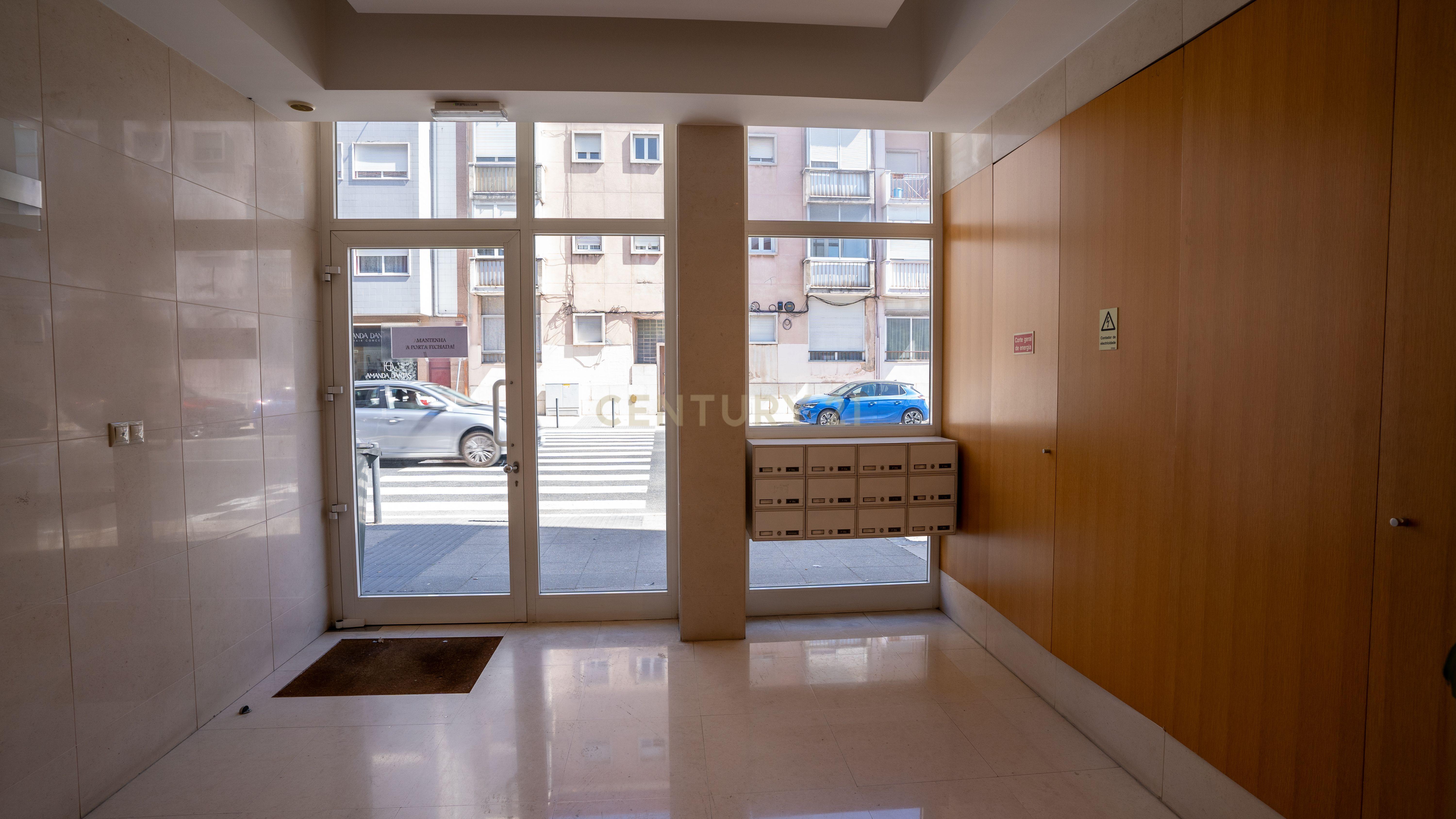 Apartamento com Terraço T2 de Charme em Benfica - Excelência e Conforto - Image 47