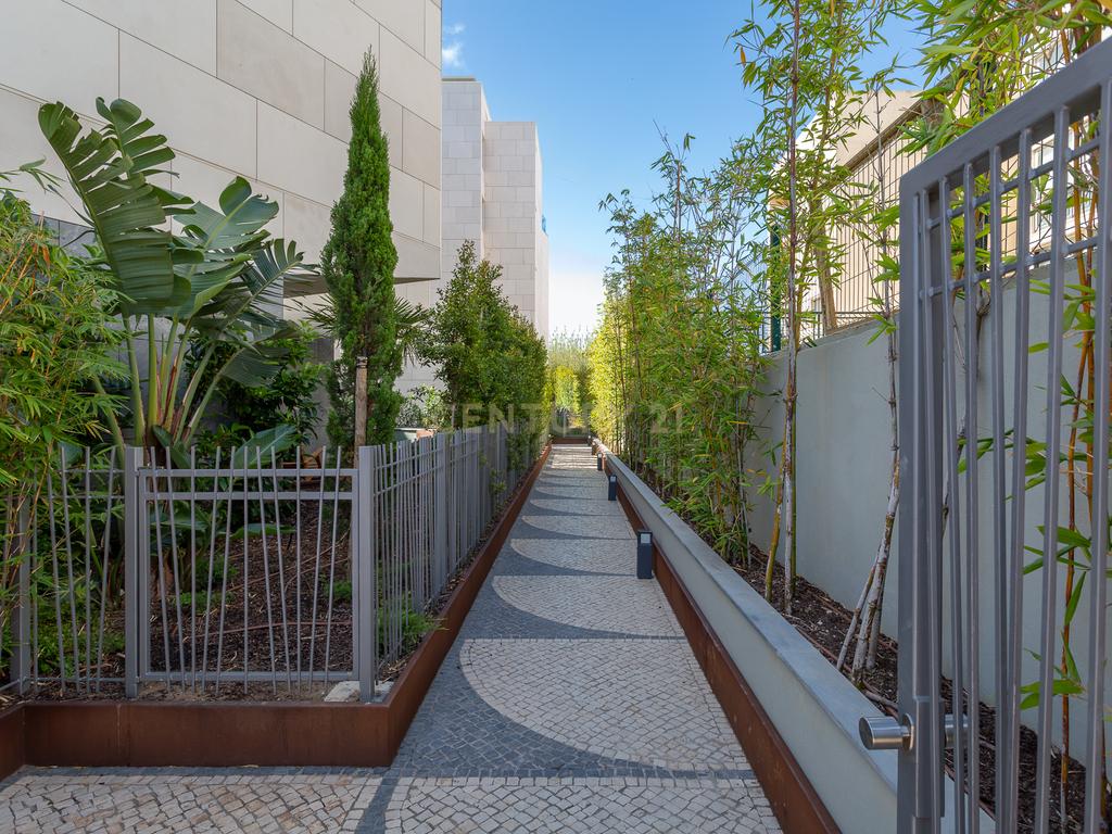 Apartamento T2 Centro Cascais com piscina e jardim privativos - Image 5