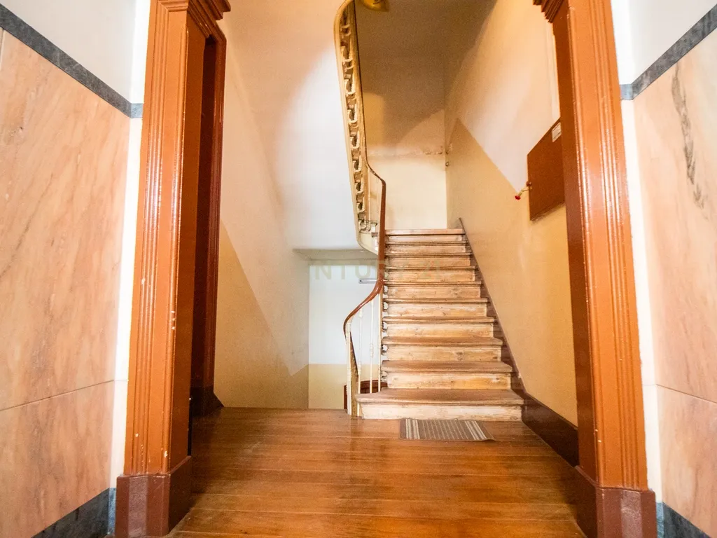 Espaço comercial / Apartamento para transformação e remodelação com logradouro na Rua José Estevão, em Lisboa. - Image 2