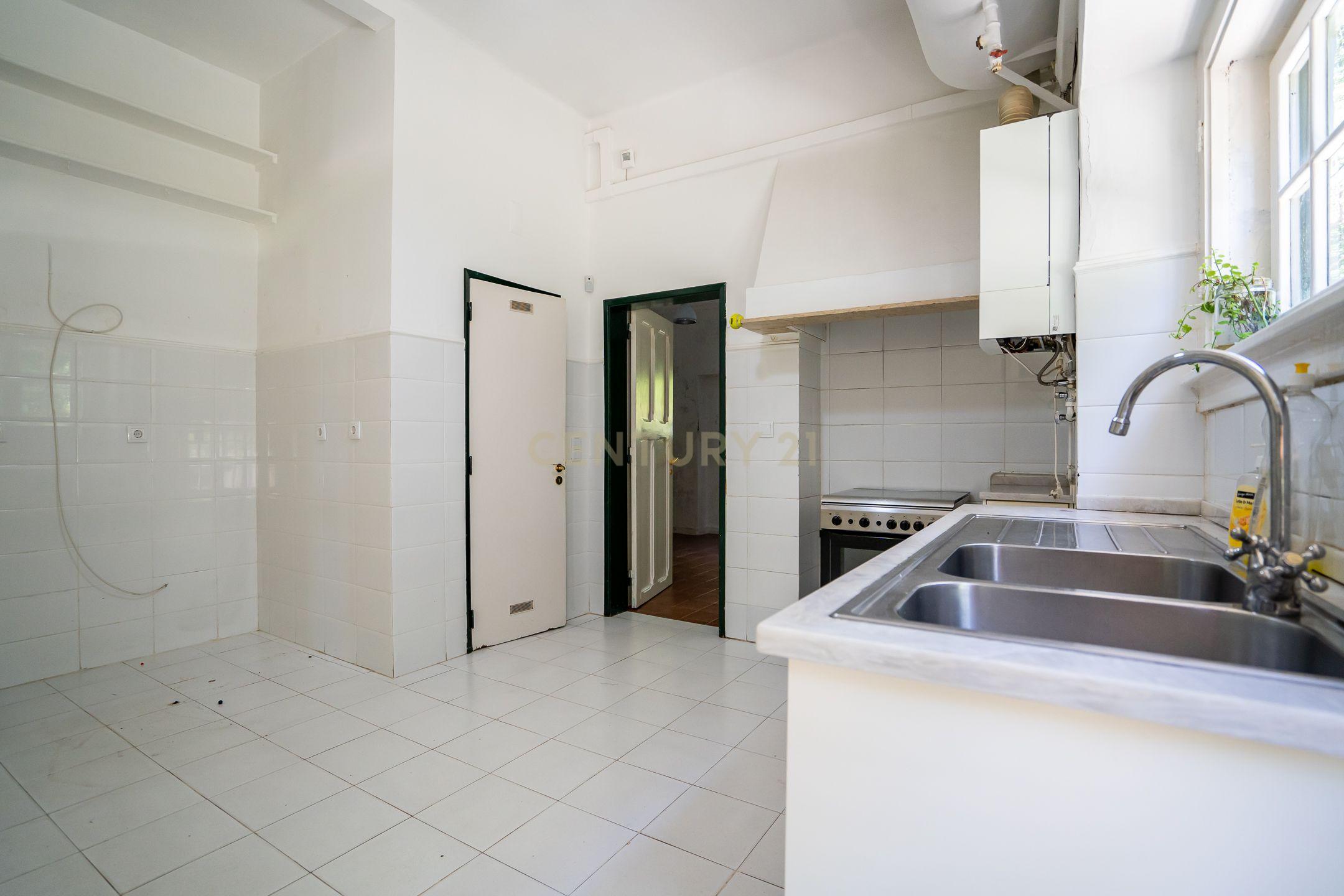 Moradia isolada com piscina no Estoril - Image 11