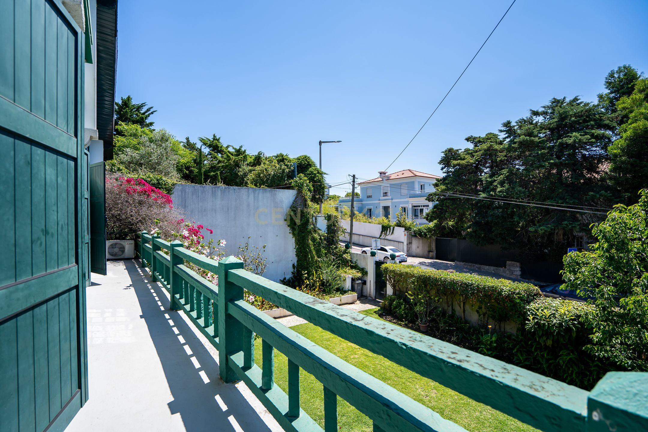 Moradia isolada com piscina no Estoril - Image 17