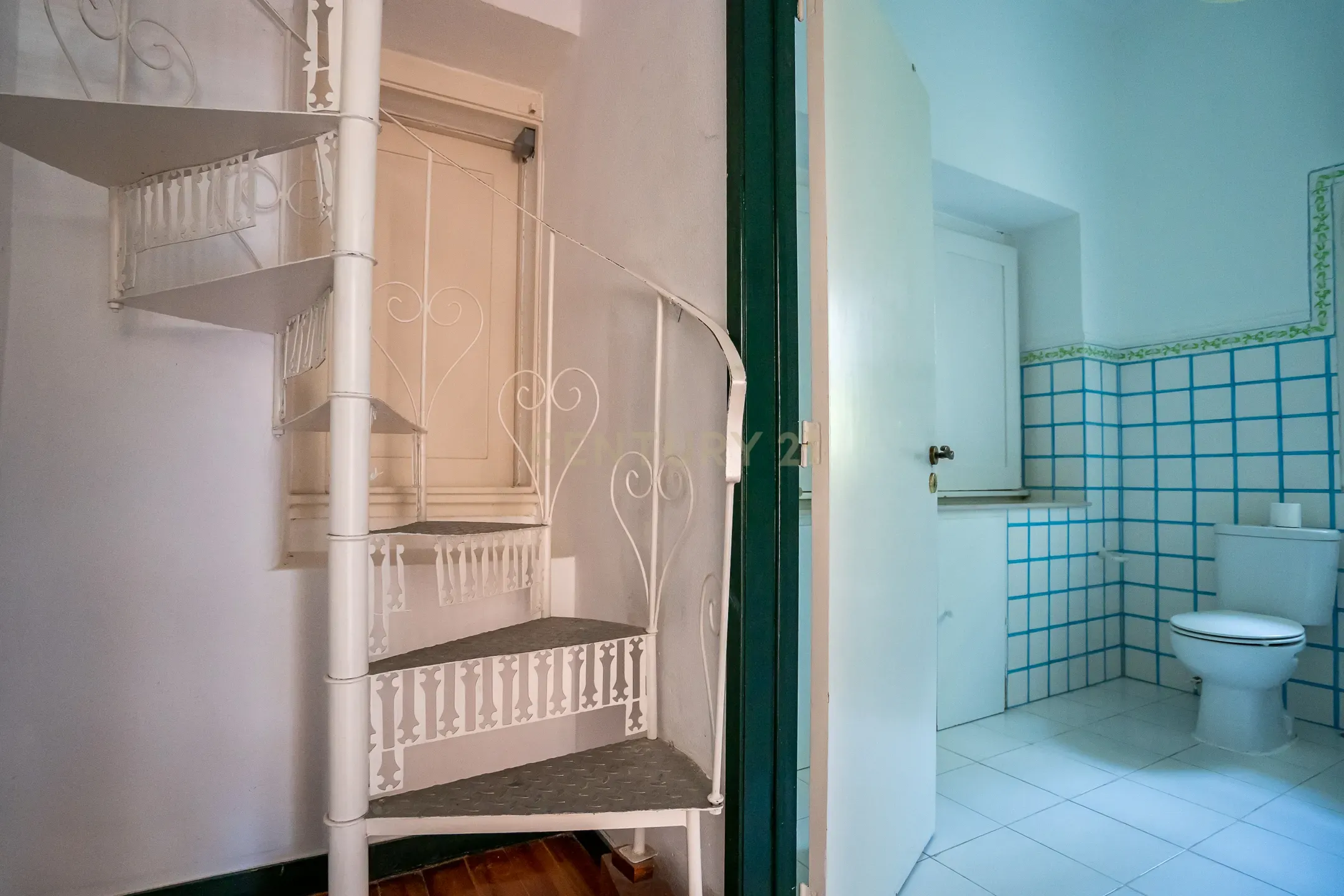 Moradia isolada com piscina no Estoril - Image 25